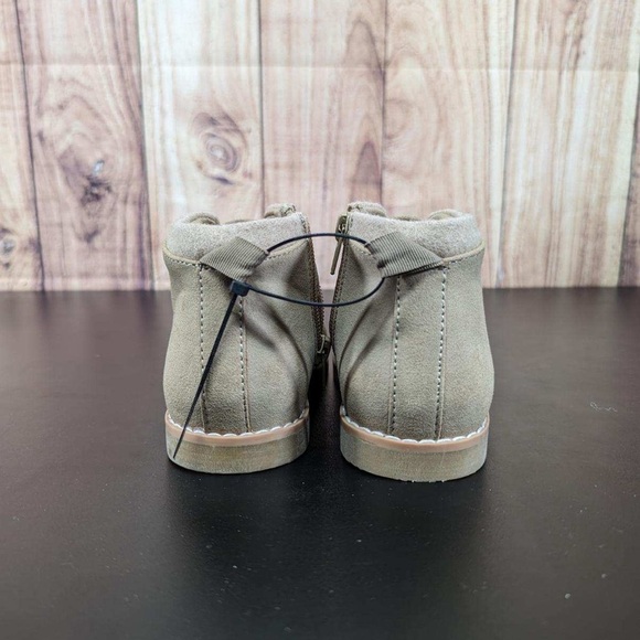 New Kids Nordstrom Rack Beige‎ Faux Suede Chukka Ankle Boots Booties Size 12M - Picture 3 of 6